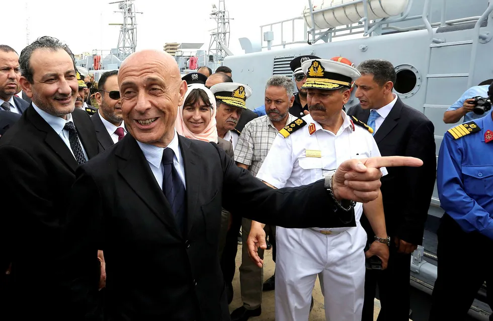 Italias innenriksminister Marco Minniti inngikk i februar en avtale med regjeringen til Fayes al-Serrai i Libya om styrking av kystvakten. 15. mai var han på besøk i Tripoli. Foto: Mahmud Turkia/AFP/NTB Scanpix