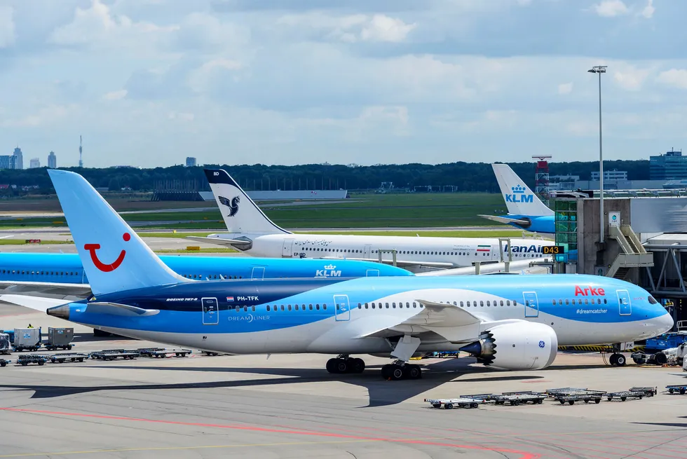 De færreste er nok klar over at TUI – en av verdens største turoperatører – er arena for en konflikt som kan bety slutten for den tyske medbestemmelsesmodellen. Her fra Schiphol flyplass i Nederland. Foto: Sjo/Getty Images