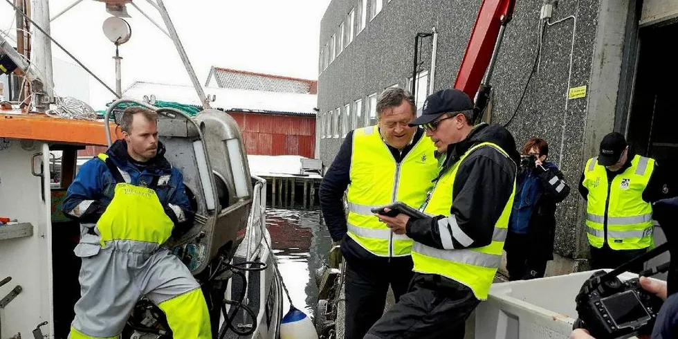 MER KONTROLL: Fiskeindustrien vil betale for mer kontroll på kaikant, men får kritikk. Fiskeribladet mener det er en god idé. Her er fiskeriminister Harald Tom Nesvik (Frp) på kontroll-tur i Lofoten.Foto: Frode Adolfsen