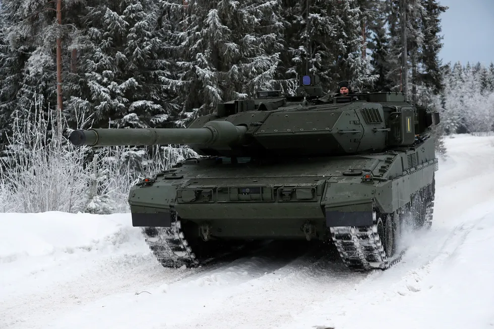 Norge skal kjøpe 54 tyske stridsvogner av type Leopard 2A7. Opsjonen om å kjøpe 18 til må brukes, mener artikkelforfatterne.