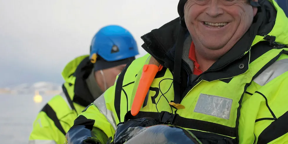 Fiskeri og sjømatminister Harald Tom Nesvik, her på besøk hos Kvarøy fiskeoppdrett, tek turen til Kina denne veka.