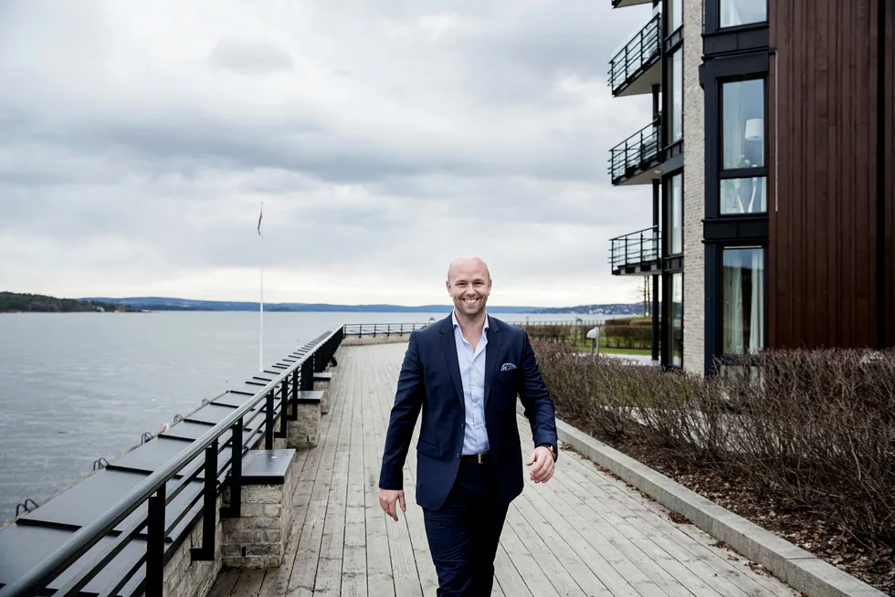 Her på Lysaker brygge, omtrent så nær grensen til Oslo som mulig, har interessen for å investere i boliger økt, forteller Mats Lund, daglig leder for Krogsveens avdeling på Bekkestua i Bærum. Foto: Fredrik Bjerknes