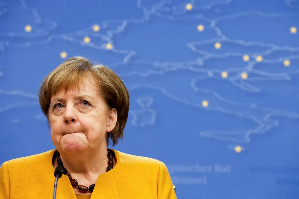 I en tale i det indisk-tyske handelskammeret i New Delhi lørdag oppfordret Angela Merkel India og EU til å gjenoppta samtalene.