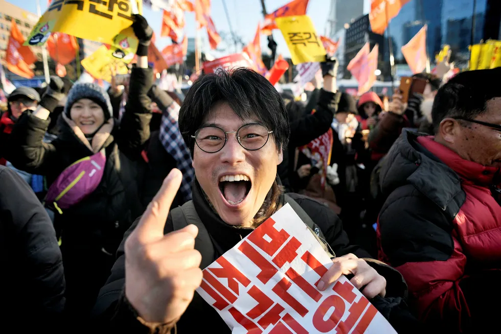 Den sørkoreanske nasjonalforsamlingen stemte for å stille president Park Geun-hye for riksrett på fredag – til jubelscener i Seouls gater. Foto: Ed Jones/AFP/NTB Scanpix