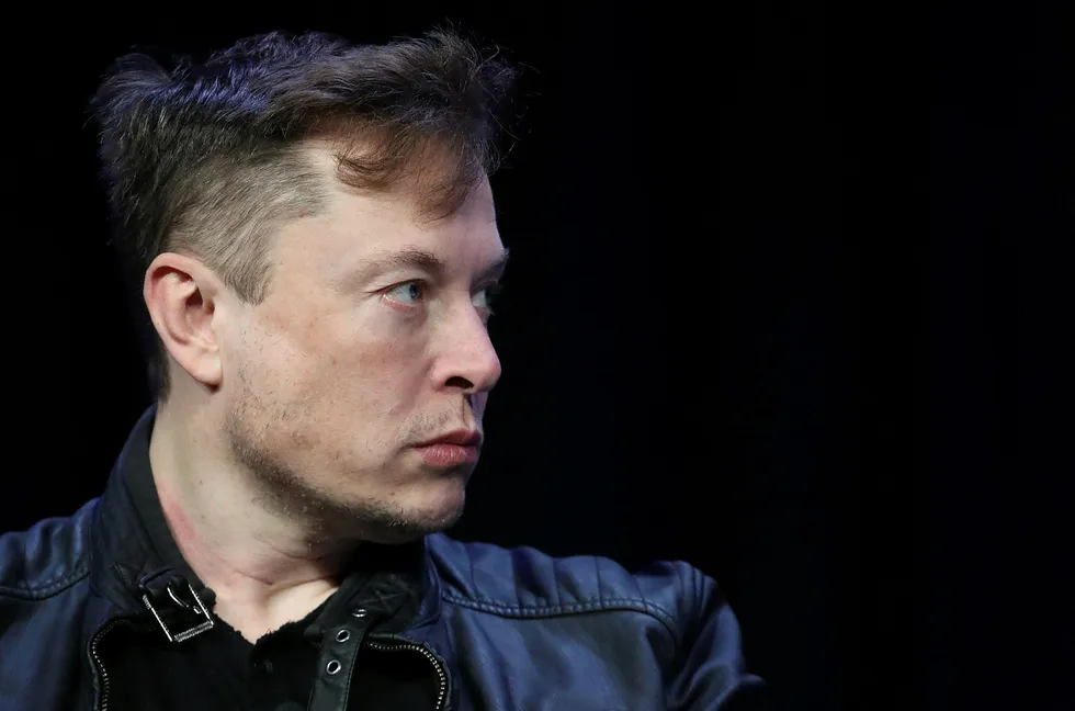Tesla har en fabrikk i Bay-området, der delstatsmyndighetene har forlenget «bli hjemme»-ordrene til ut mai. Det gjør Elon Musk rasende.