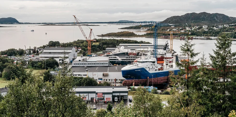 – En utvidelse av byggelånsgarantiordningen til å inkludere forskuddsgarantier er et viktig tiltak for å styrke norske verft, sier næringsminister Iselin Nybø i en pressemelding. Her Vard Groups verft på Søvikneset.