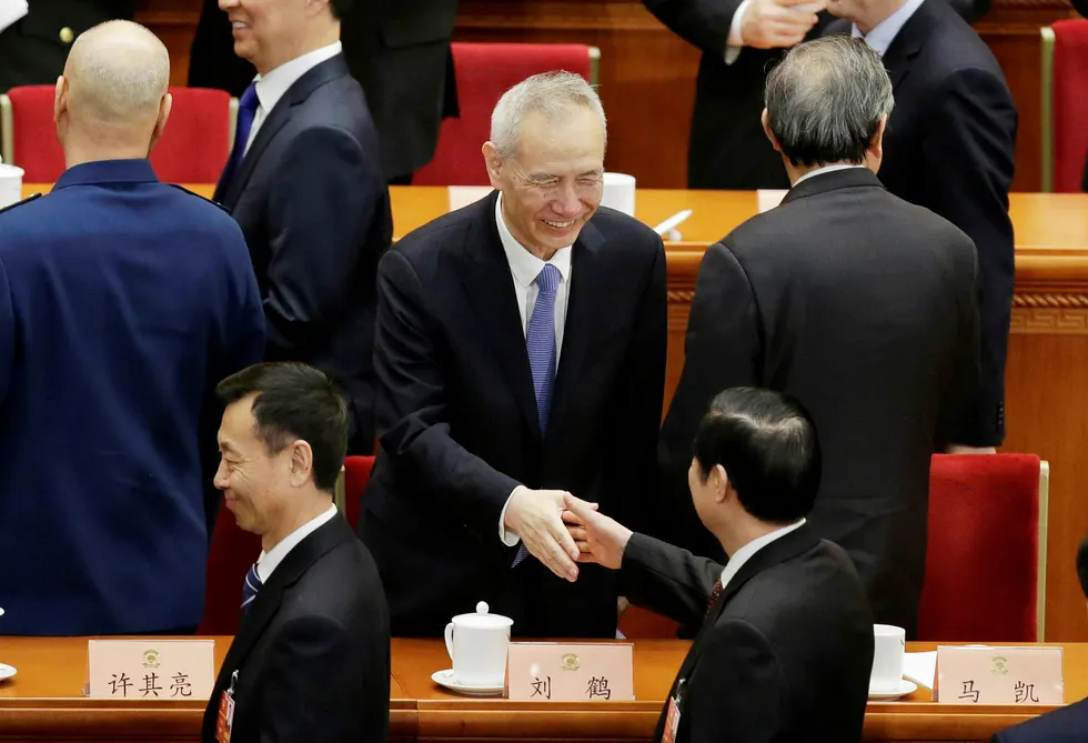 Kinas visestatsminister og forhandlingsleder Liu He ( i midten) møtte en delegasjon ledet av USAs handelsminister Wilbur Ross til nye handelssamtaler i Beijing søndag. Foto: JASON LEE/Reuters/NTB scanpix