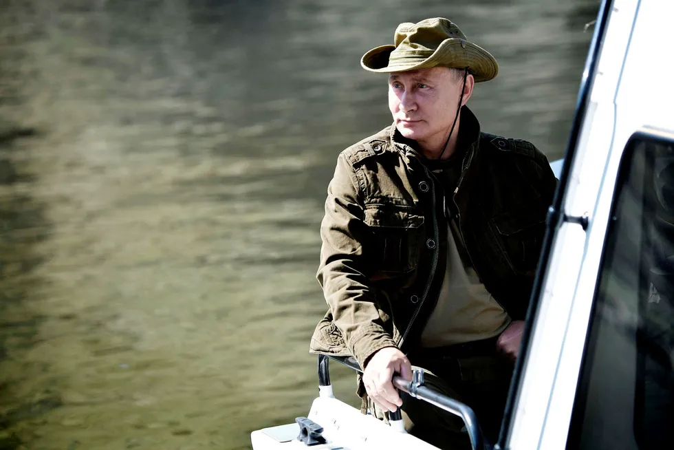 Russlands president Vladimir Putin, her fotografert på en båtferie i Sibir tidligere i år. -