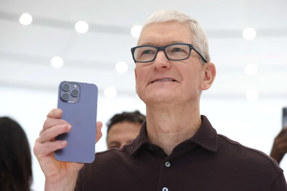 Etter at Apple-sjef Tim Cook lanserte Iphone-14-serien i høst, har det kommet rapporter om at salget av grunnmodellene 14 og 14 Plus har gått trått. De dyrere Pro og Pro Max-modellene skal til gjengjeld ha solgt godt.