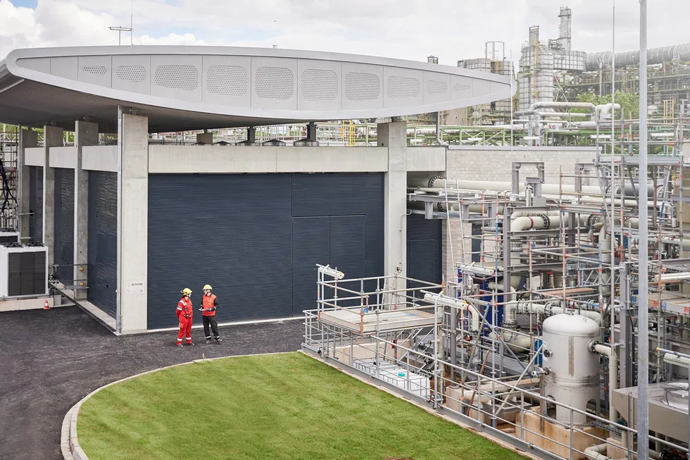 Hydrogenanlegget Refhyne, verdens største i sitt slag, bruker fornybar kraft til å lage grønt hydrogen ved Shells raffineri nær Köln og er realisert i et Sintef-ledet EU-prosjekt. Kapasiteten er fire tonn daglig og skal nå tidobles.