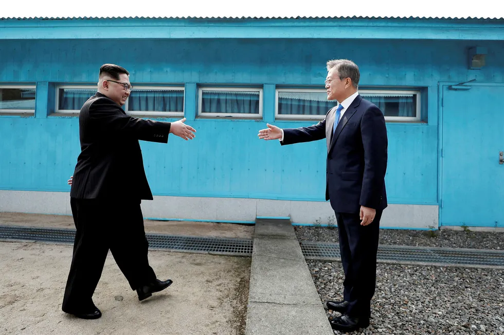 Nord-Koreas leder Kim Jong Un (t.v.) og Sør-Koreas president Moon Jae-in. Foto: HANDOUT/Reuters/NTB scanpix