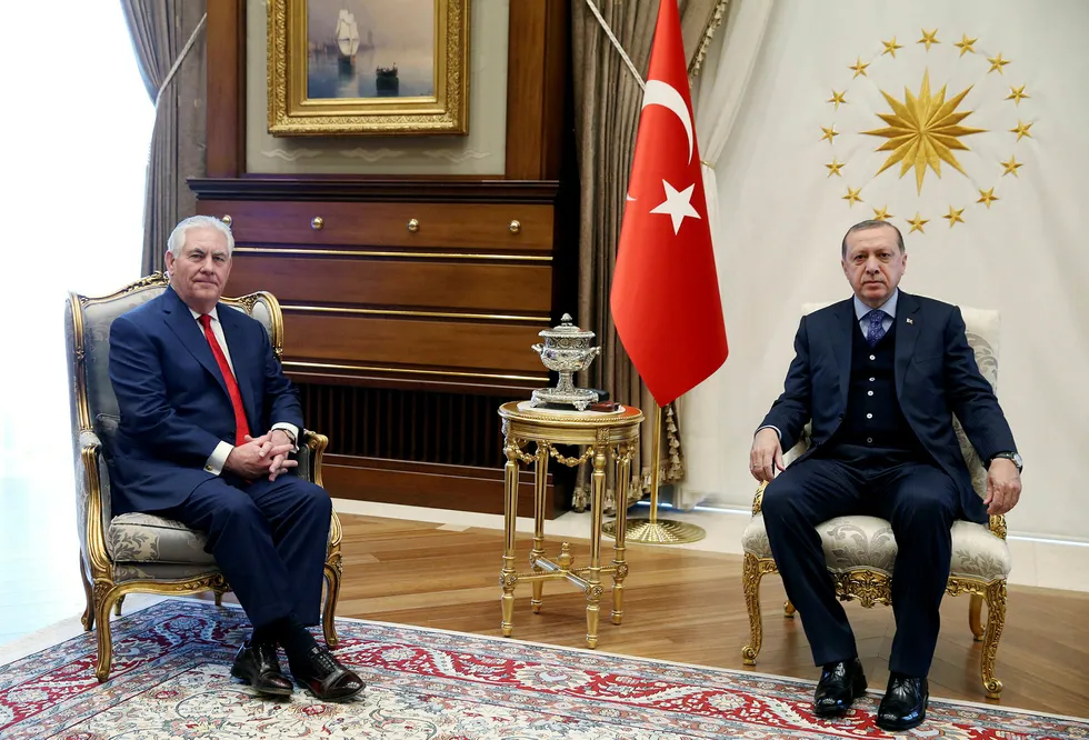 USAs utenriksminister Rex Tillerson (til venstre) og Tyrkias president Recep Erdogan møttes i presidentpalasset i Ankara torsdag. Forholdet mellom landene er på et lavmål, men det er håp om bedring. Foto: Reuters/NTB Scanpix