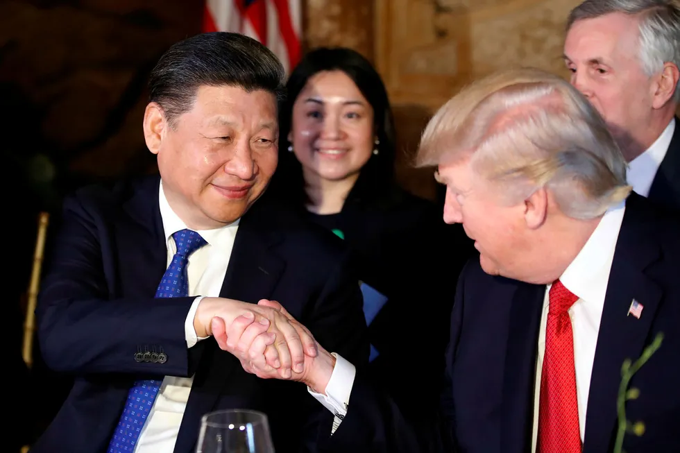 President Donald Trump ( til høyre) hilser på Kinas president Xi Jinping under en middag i Mar-a-Lago torsdag kveld. Foto: Alex Brandon/AP photo/NTB scanpix