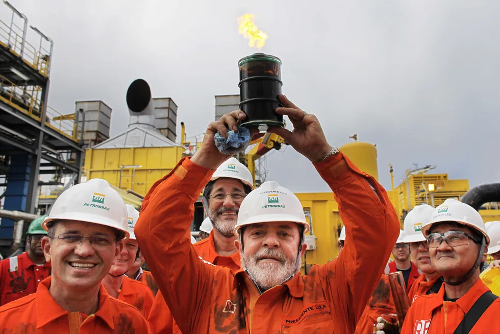 Brasils president Lula da Silva på besøk på en oljeplattform utenfor kysten av delstaten Espírito Santo. Seacrests felt Norte Capixaba ligger på land i denne oljerike delstaten.