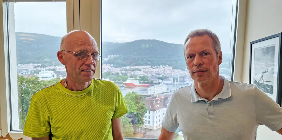 Bjarte Bogstad (t.v.) er bestandsansvarlig for torsken. Her sammen med Havforskningsinstituttets forskningsdirektør Geir Huse.