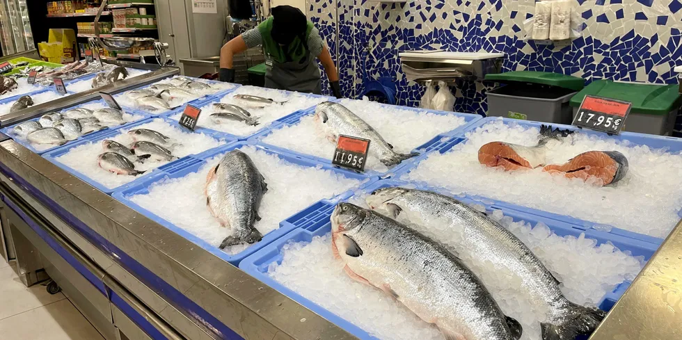 Norsk laks i fiskedisk på supermarked i byen Puerto Rico på Gran Canaria i Spania.