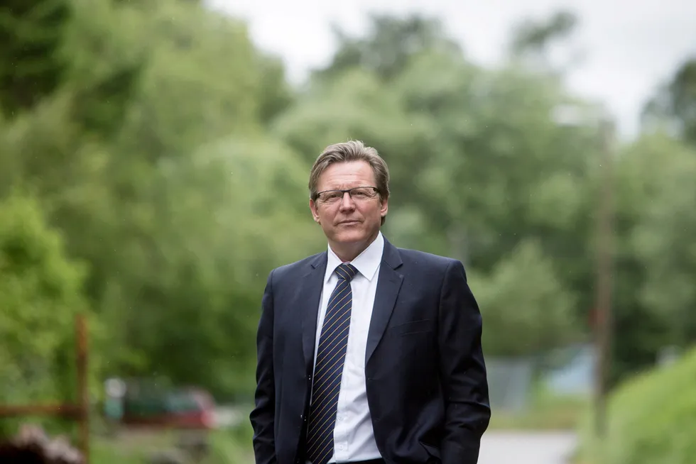 Aksjekursen til børsyndling Polight raser etter prosjektkansellering. Dr. Øyvind Isaksen, konsernsjef i selskapet, mener kanselleringen bare er «en hump i veien».