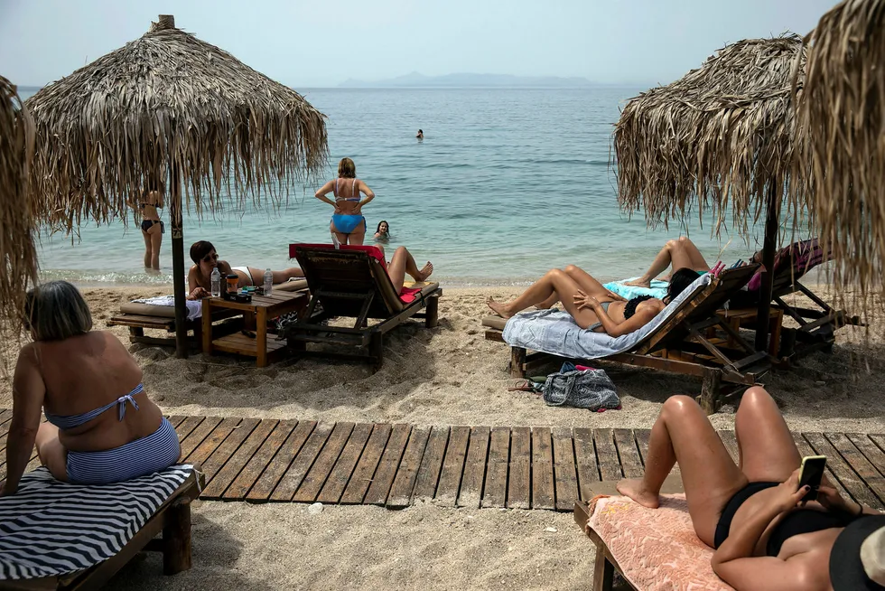 Mange norske turister har Hellas som en feriefavoritt. Her fra en strand i Aten.
