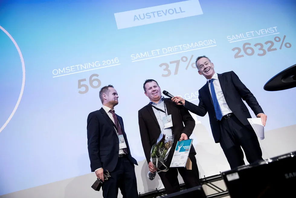 Brødrene Edvard og Arne Bakke (i midten) fikk opp stemningen da de mottok prisen som gasellevinner i Hordaland, og ble intervjuet av DNs sjefredaktør Amund Djuve. Foto: Eivind Senneset