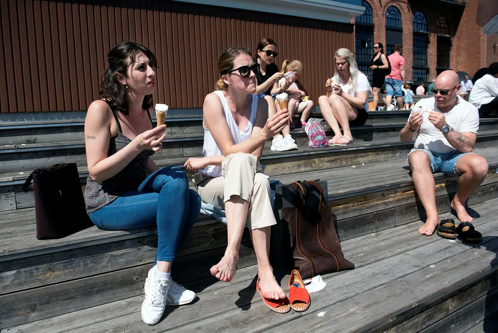 Sommer og is på Aker Brygge. Venninnene Dajana Draskovic (til venstre) og Oksana Bukhney nøt sommeren på bryggekanten. I bakgrunnen Ida, Mari, Renate og Endre Lindström ferierende fra Sogndal.
