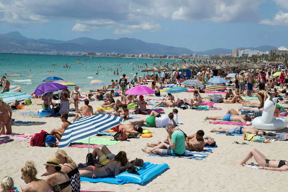 800 britiske turister er mistenkt av spansk politi for å ha løyet om matforgiftning på populære turiststeder. Foto: JAIME REINA/NTB Scanpix