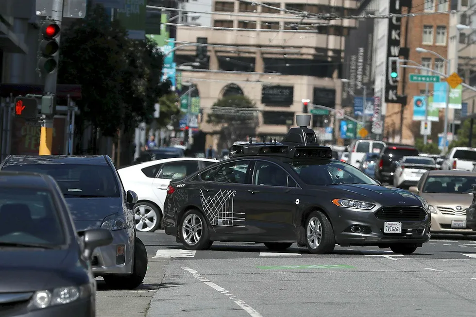 En førerløs Uber-bil kjører ned en gate i San Francisco, 28. mars 2017. Nylig kjørt en slik bil på en kvinne i Arizona. Kvinnen døde senere av skadene. Foto: Justin Sullivan/AFP/NTB Scanpix