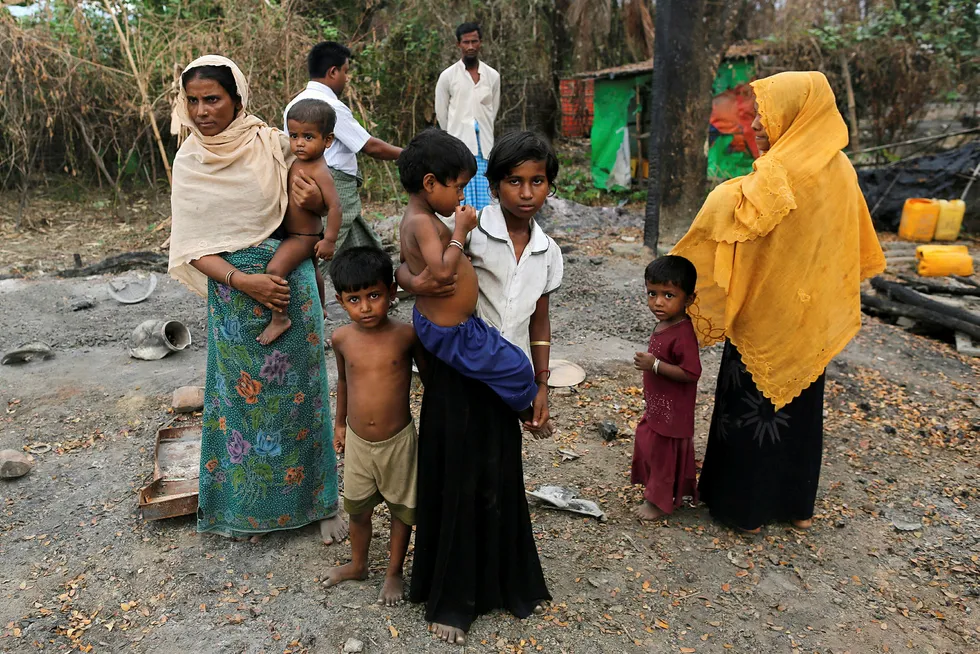 Soldater beskyldes for å stå bak etnisk rensning i delstaten Rakhine i Myanmar. Hele landsbyer er brent ned de siste ukene. Utenlandske journalister og bistandsarbeidere har ikke tilgang til regionen. Flere tusen barn trues av sult. Foto: Soe Zeya Tun/Reuters/NTB Scanpix