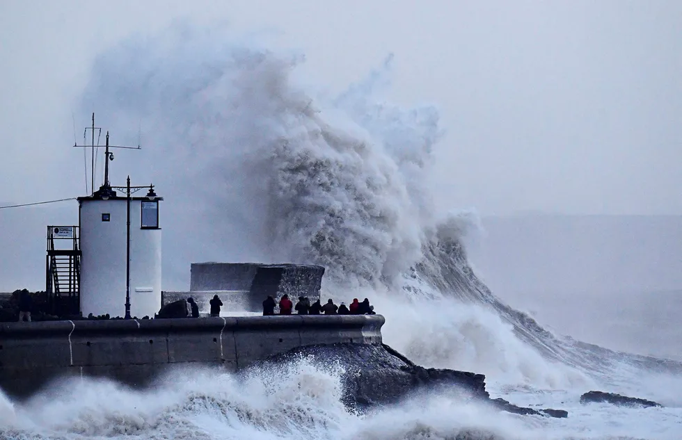 Gigantiske bølger som følge av stormen Eleanor treffer fyret og kysten ved Porthcawl sør Wales. Foto: Toby Melville/Reuters/NTB Scanpix Foto: Toby Melville/Reuters/NTB Scanpix