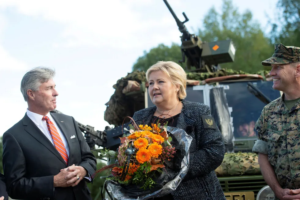 USAs ambassadør Kenneth Braithwaite og statsminister Erna Solberg på besøk på Værnes i fjor høst.
