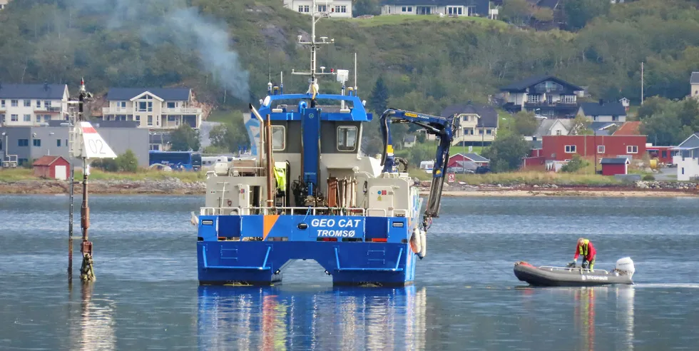 FOR NTP: Her undersøker «Geo Cat» bunnforholdene med tanke på en framtidig utdyping og ny merking av leia gjennom Tjeldsundet.