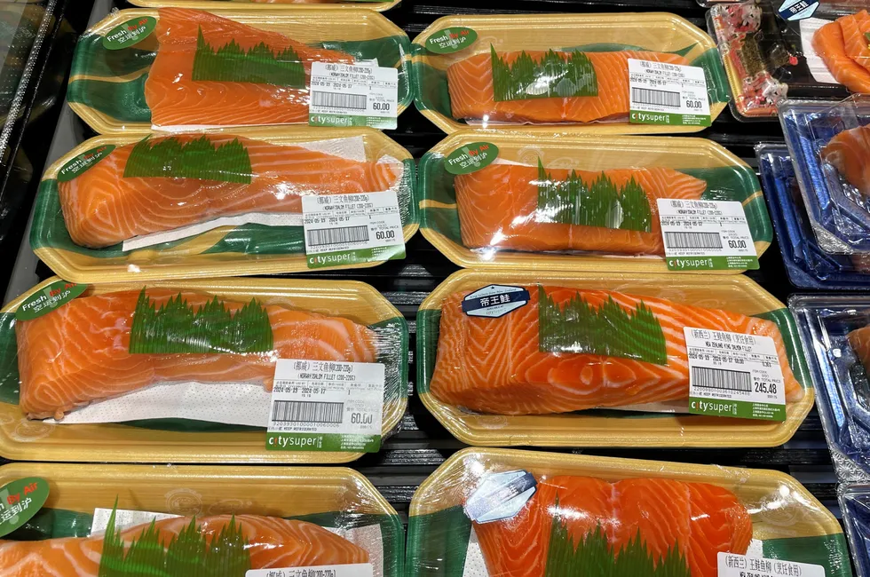 Norsk laksefilet, pakket og klar i fiskedisken i et kinesisk supermarked i mai 2024.