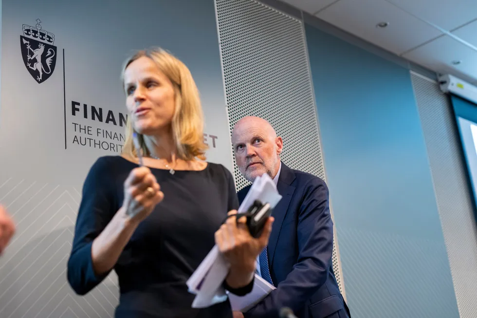 Direktør for bank- og forsikringstilsyn i Finanstilsynet Ann Viljugrein og Finanstilsynets sjef Morten Baltzersen.