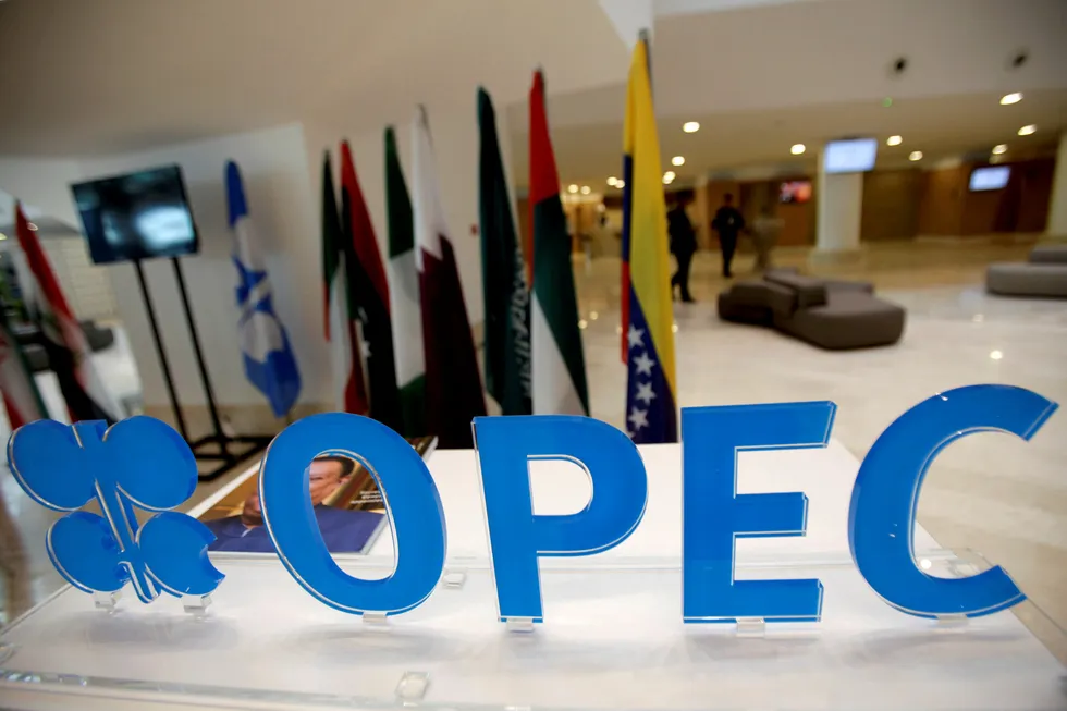 Opec-landene har hevet møtet om hvilket nivå oljeproduksjonen skal ligge på fremover uten enighet. Møtet er utsatt til torsdag.