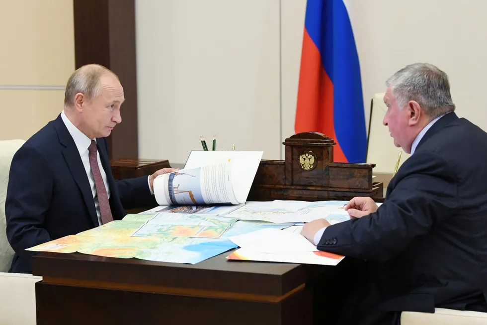 President Vladimir Putin (til venstre) med Rosneft-sjef Igor Setsjin, kjent som Russlands «energi-tsar», i presidentresidensen i Novo-Ogarjovo utenfor Moskva.
