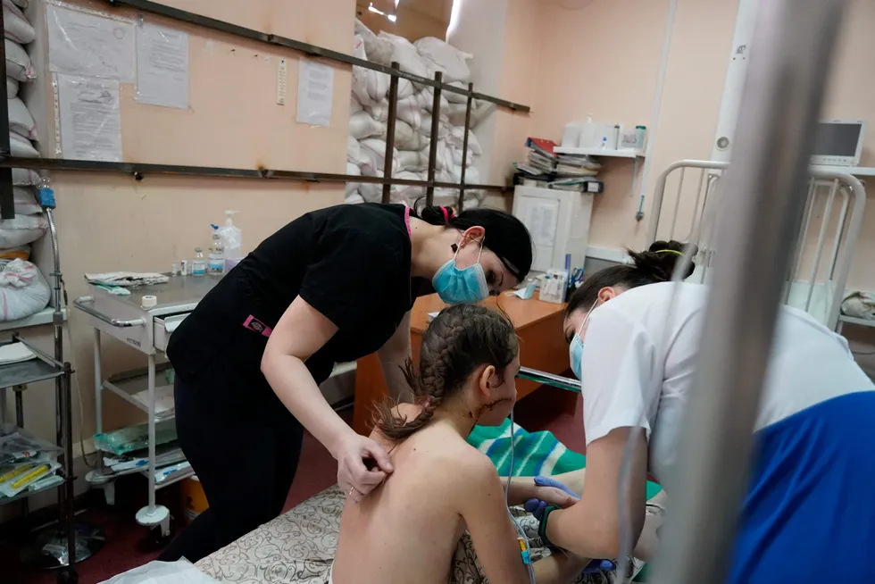 13 år gamle Milena får hjelp av en sykepleie etter at hun ble truffet av skudd da hun flyktet fra Mariupol med familien sin. Nå forteller Zelenskyj om umenneskelige forhold i Mariupol, uten tilgang til mat, vann og medisiner.