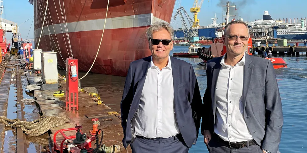 Stig Remøy og Thore Veddegjerde foran skroget til krilltråleren som i går ble sjøsatt ved det tyrkiske verftet.