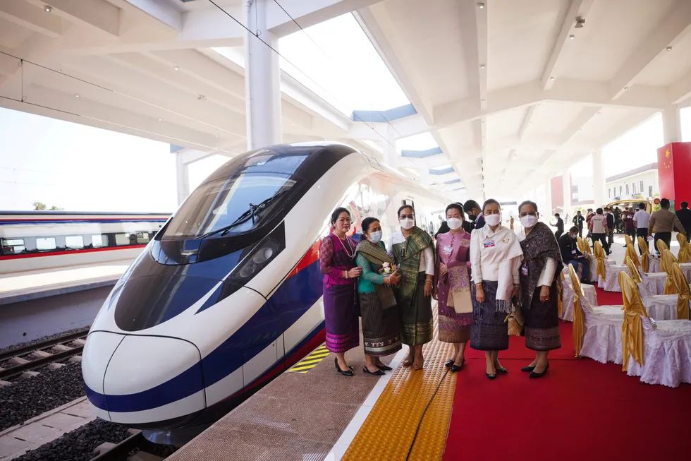 Kina vil ha 50.000 kilometer med høyhastighet toglinjer i 2025. Også nabolandene knyttes opp til nettverket. Nlig åpnet en ny høyhastighetslinje mellom den kinesiske storbyen Kunming med Vientiane i Laos. Utbyggingen i Thailand er forsinket med tre år.