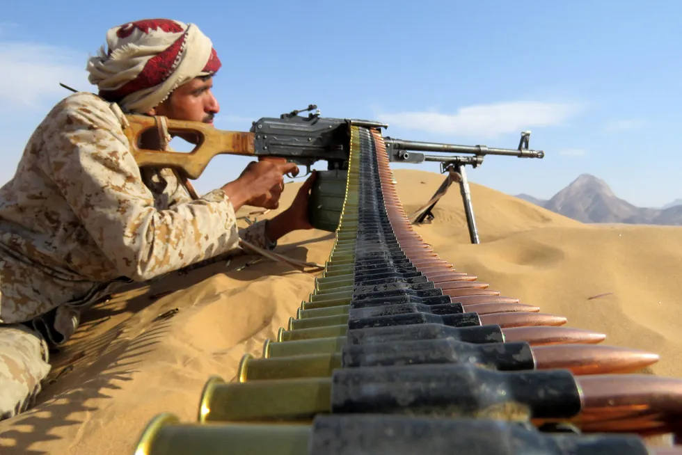 En soldat som kjemper på vegne av regjeringen mens han skyter mot Houthi-opprørere nord i Jemen. Er det lurt å være så enøyd opptatt av krigen i Ukraina? spør artikkelforfatteren.