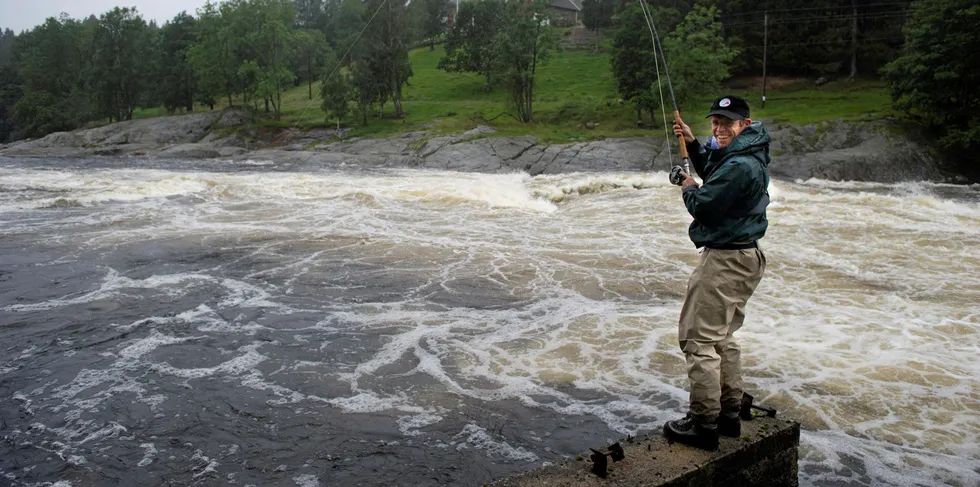 Generalsekretær Torfinn Evensen i Norske Lakseelver, her fotografert ved Tovdalselva, like nord for Kristiansand ved en tidligere anledning. I år skal han ikke på laksefiske før i august. Da skal han fiske i Divielva øverst i Målselva i Troms.