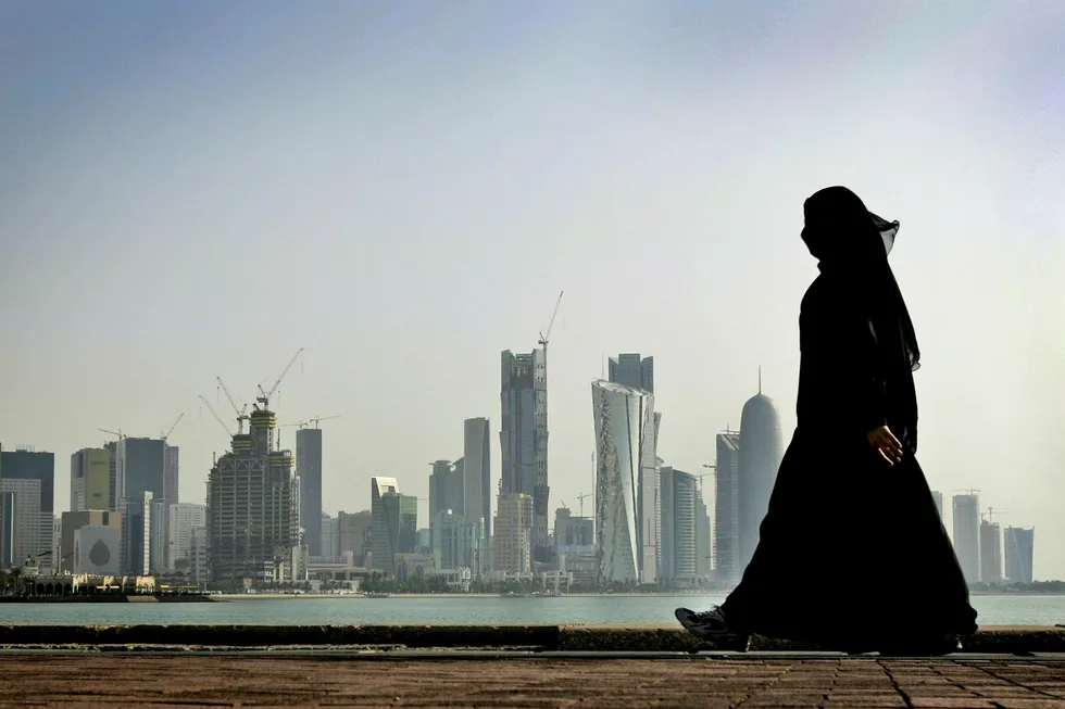 Hovedstaden Doha og resten av Qatar er nå svært isolert fra nabolandene. Fristen til å svare på kravene løper ut mandag, og lederne i Qatar har sagt at de ikke har noen intensjon om å si ja. Bildet viser en kvinne i Doha i 2010. Foto: Kamran Jebreili/AP/NTB scanpix