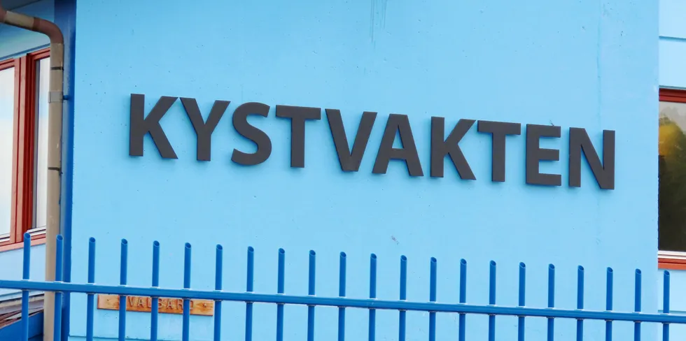 Hos Kystvakten styres også Kystvaktsentralens virksomhet. Og sentralen, med telefonnummer 07611, er også lokalisert ved basen på Sortland.