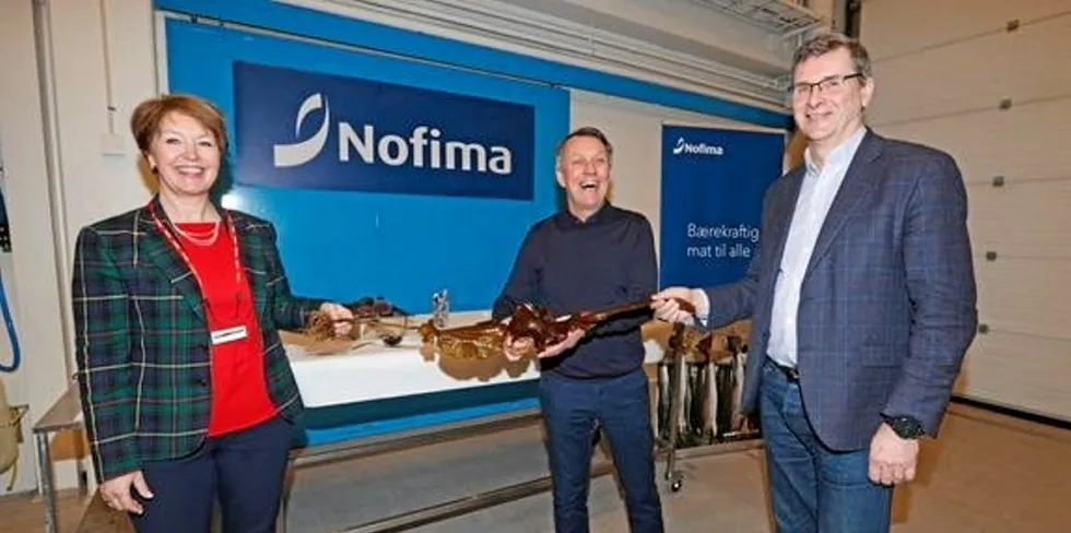 Tromsøs ordfører Gunnar Wilhelmsen klippet over snora med tare under lanseringen av et nettverk for nye oppdrettsarter ved Nofimas hovedkontor i Tromsø. Til venstre Bente E. Torstensen, divisjonsdirektør i Nofima. Til høyre, Harald Sveier, forskningssjef i Lerøy Seafood Group ASA.
