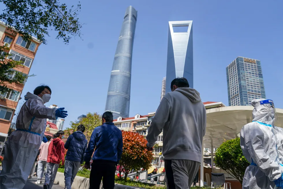 Shanghais 25 millioner innbyggere skal massetestes – inntil flere ganger. I mellomtiden er finansbyen nesten helt nedstengt. Det er avdekket rekordhøy smitte. Her fra Pudong New Area i den østlige delen av Shanghai på mandag.