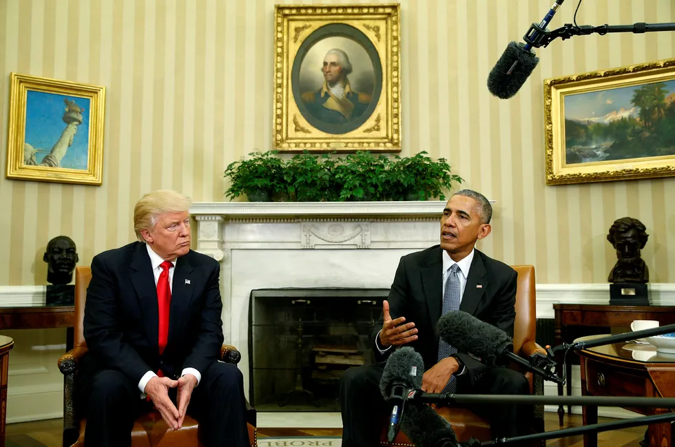 Barack Obama har mobilisert det tunge institusjonelle USA for å begrense den utenrikspolitiske handlefriheten til sin etterfølger Donald Trump. 10. november møttes de to i det ovale kontor. Foto: Kevin Lamarque/Reuters/NTB Scanpix