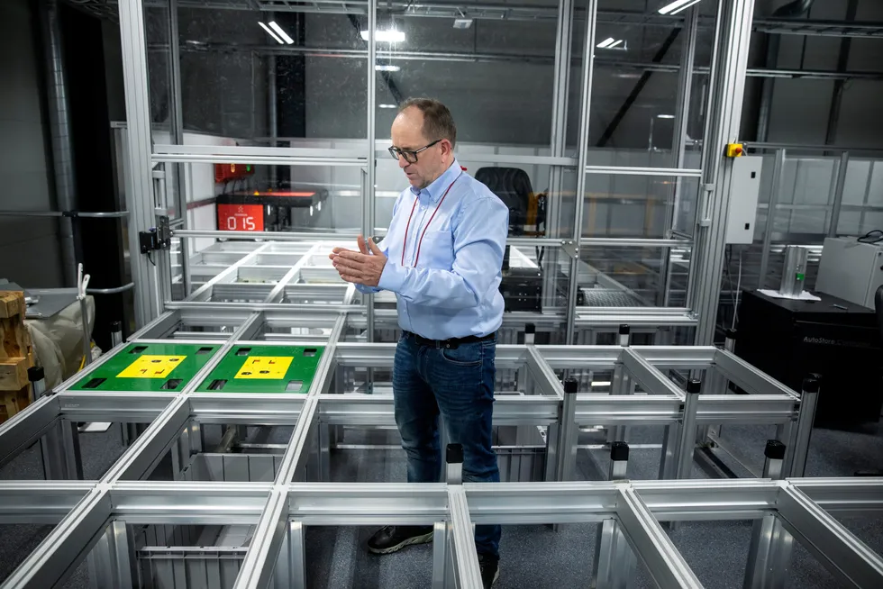 Selskapet Autostore utvikler robotsystemer for vareplukking. De bygger nå et nytt testsenter på Husøy utenfor Haugesund. Produktsjef Ivar Fjeldheim forklarer hvordan systemet fungerer.