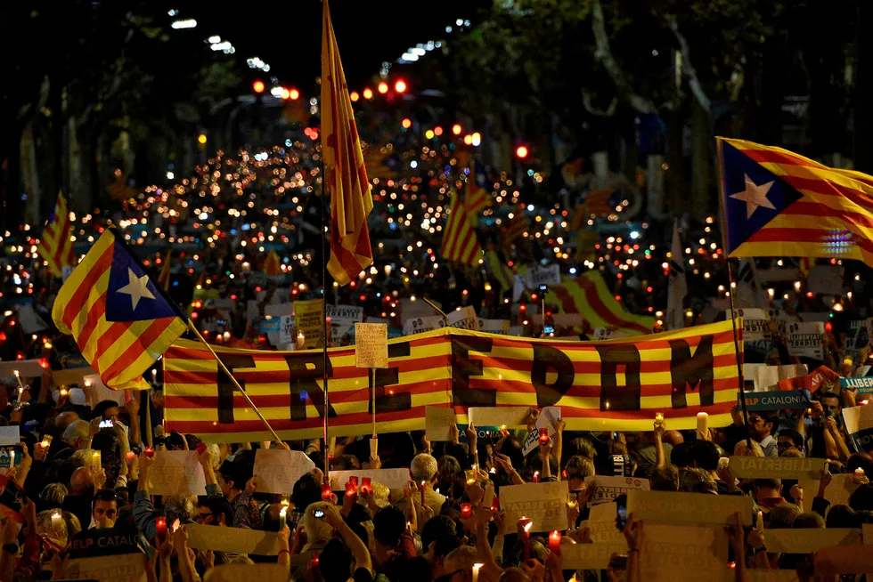 Nyvalg i Catalonia kan løse den spente situasjonen med sentralmyndighetene i Madrid. Foto: Lluis Gene/AFP photo/NTB scanpix
