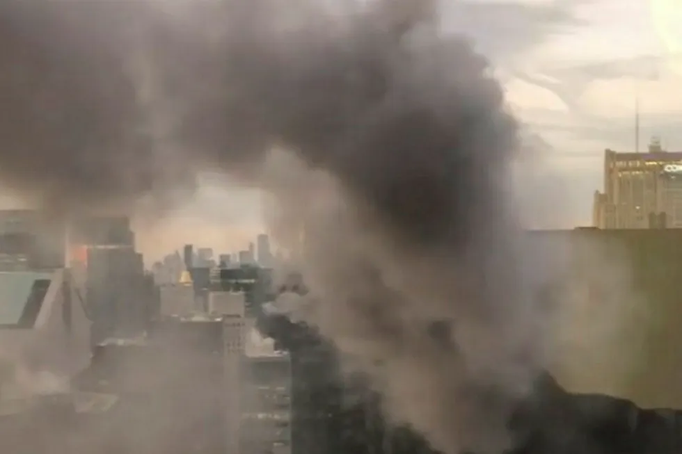 Røyk fra Trump Tower i New York. Foto: SOCIAL MEDIA