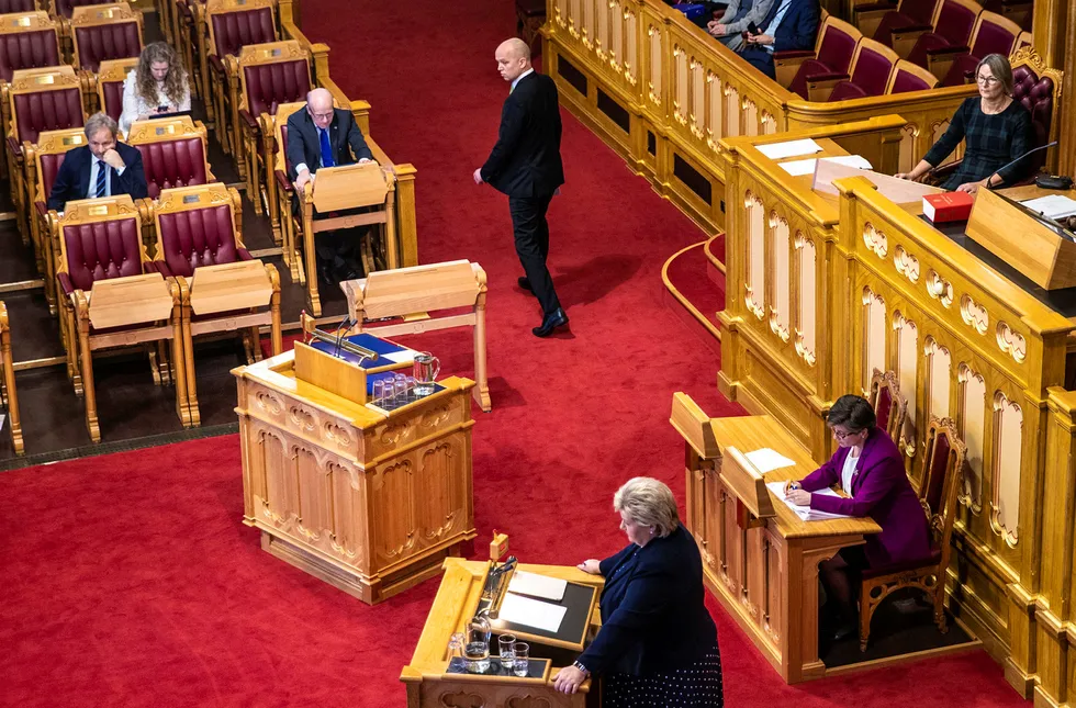 Senterparti-leder Trygve Slagsvold Vedum utfordret statsminister Erna Solberg om handelsbalansen under finansdebatten i Stortinget.