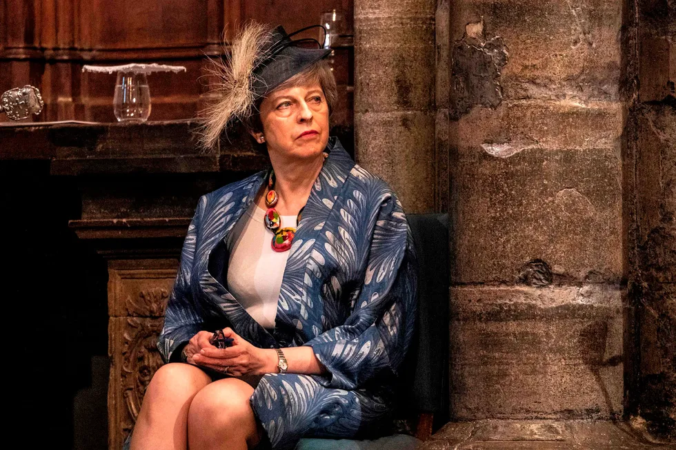 Storbritannias statsminister, Theresa May, har en særdeles travel uke. Her venter hun på å tale under den tverreligiøse markeringen av Samveldedagen i Westminster Abbey.