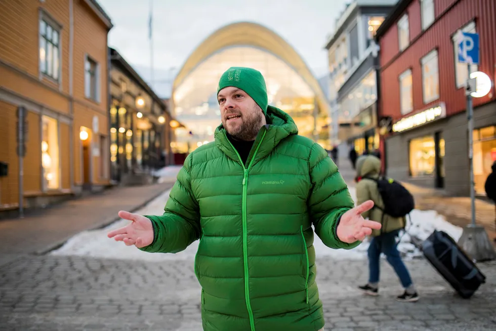 Reiselivssjef Chris Hudson i Tromsø gleder seg over eventyrlig inntjening for hotellene, men er samtidig bekymret for konsekvensene av det skyhøye prisnivået.